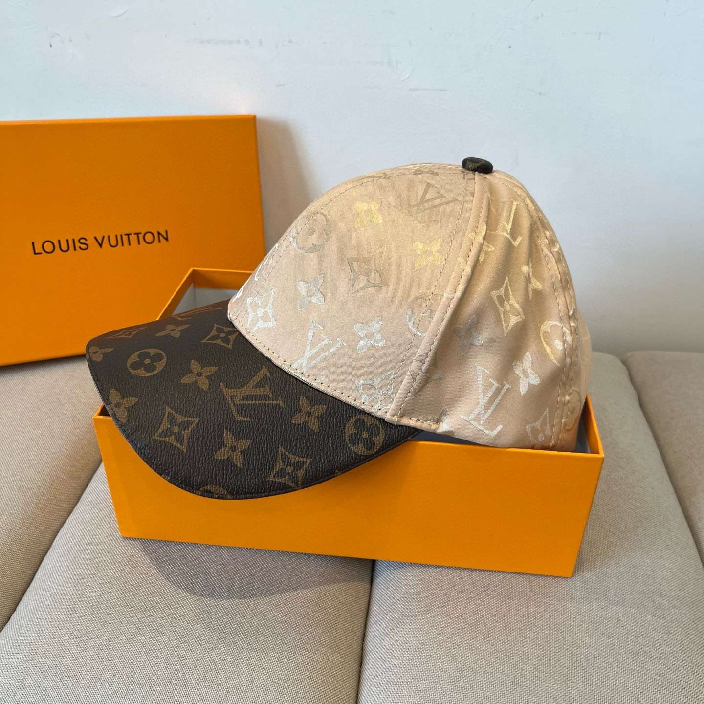 🧢路易威登棒球帽 LouisVuitton😍新款LV棒球帽，重工打造♥️高端大气，百搭款🤗男女通用！跑量
