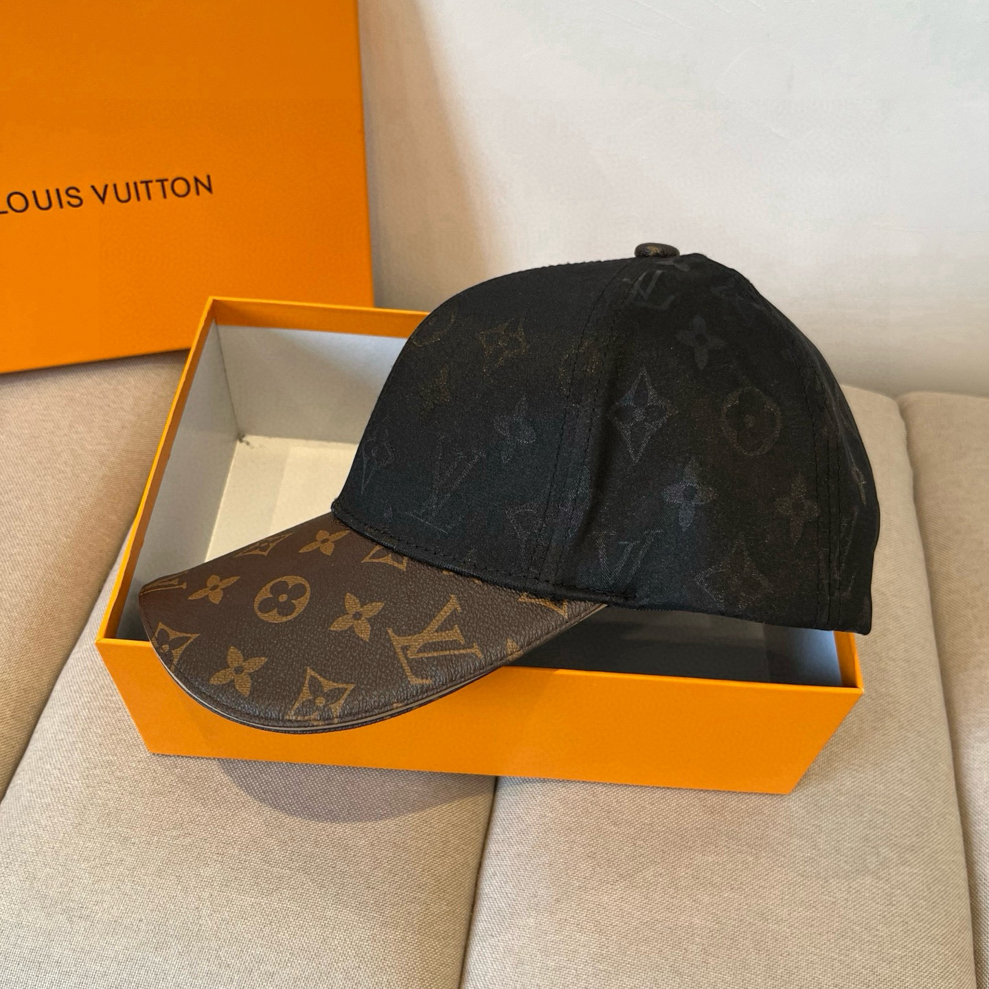 🧢路易威登棒球帽 LouisVuitton😍新款LV棒球帽，重工打造♥️高端大气，百搭款🤗男女通用！跑量