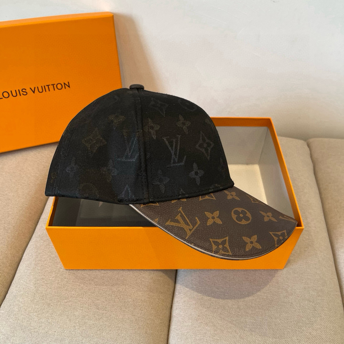 🧢路易威登棒球帽 LouisVuitton😍新款LV棒球帽，重工打造♥️高端大气，百搭款🤗男女通用！跑量