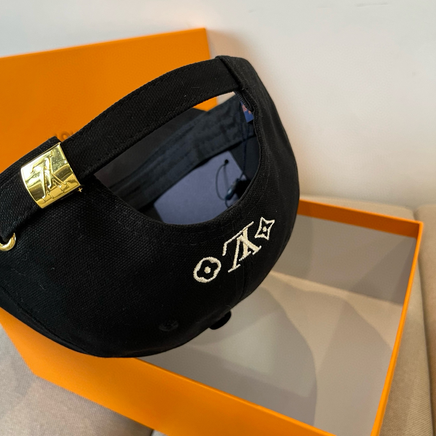 🧢路易威登棒球帽 LouisVuitton😍新款LV棒球帽，重工打造♥️高端大气，百搭款🤗男女通用！跑量