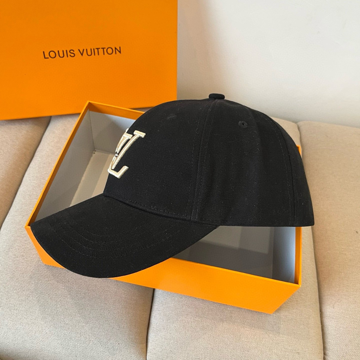 🧢路易威登棒球帽 LouisVuitton😍新款LV棒球帽，重工打造♥️高端大气，百搭款🤗男女通用！跑量