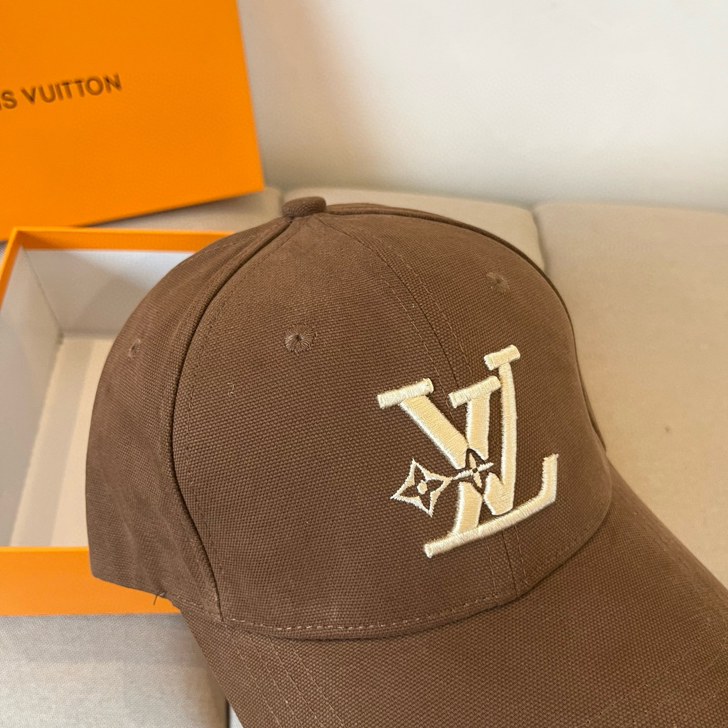 🧢路易威登棒球帽 LouisVuitton😍新款LV棒球帽，重工打造♥️高端大气，百搭款🤗男女通用！跑量