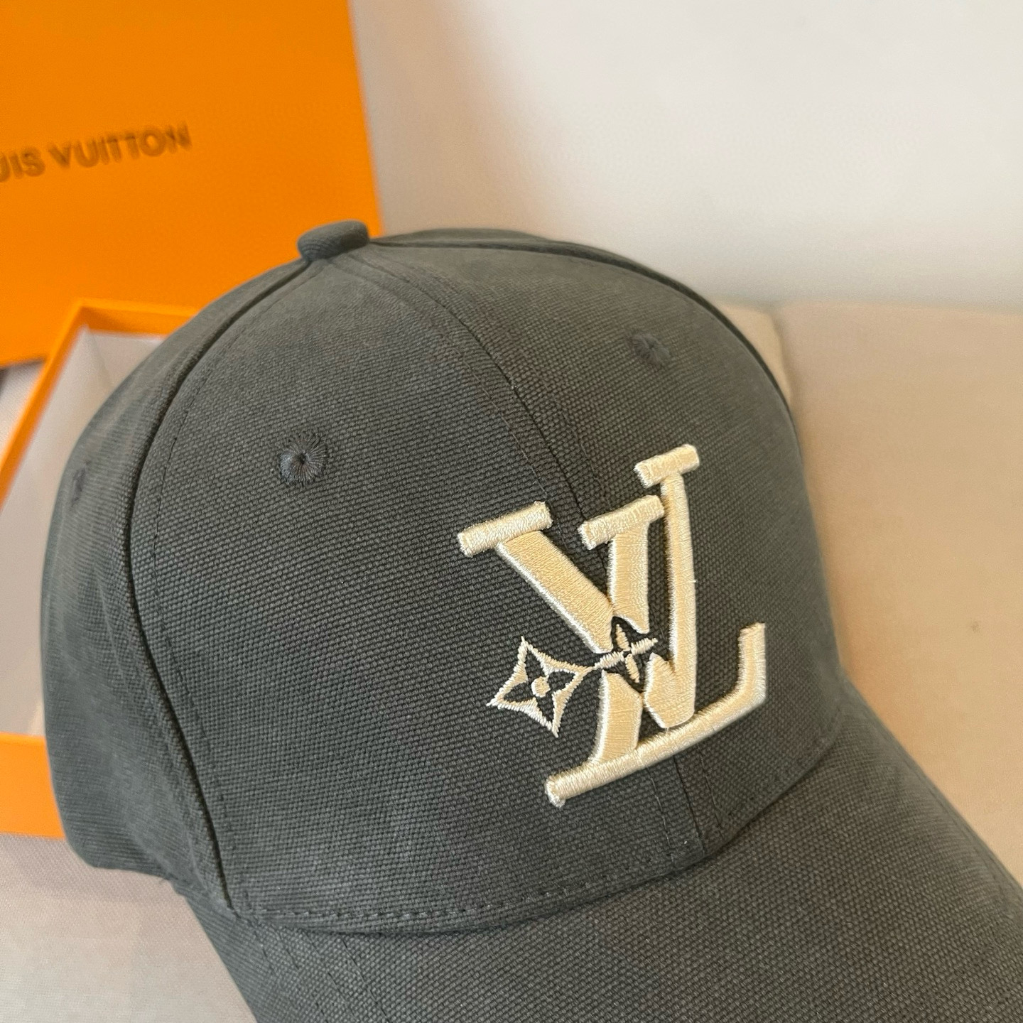 🧢路易威登棒球帽 LouisVuitton😍新款LV棒球帽，重工打造♥️高端大气，百搭款🤗男女通用！跑量