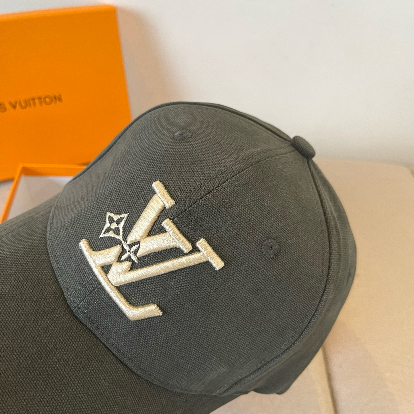 🧢路易威登棒球帽 LouisVuitton😍新款LV棒球帽，重工打造♥️高端大气，百搭款🤗男女通用！跑量