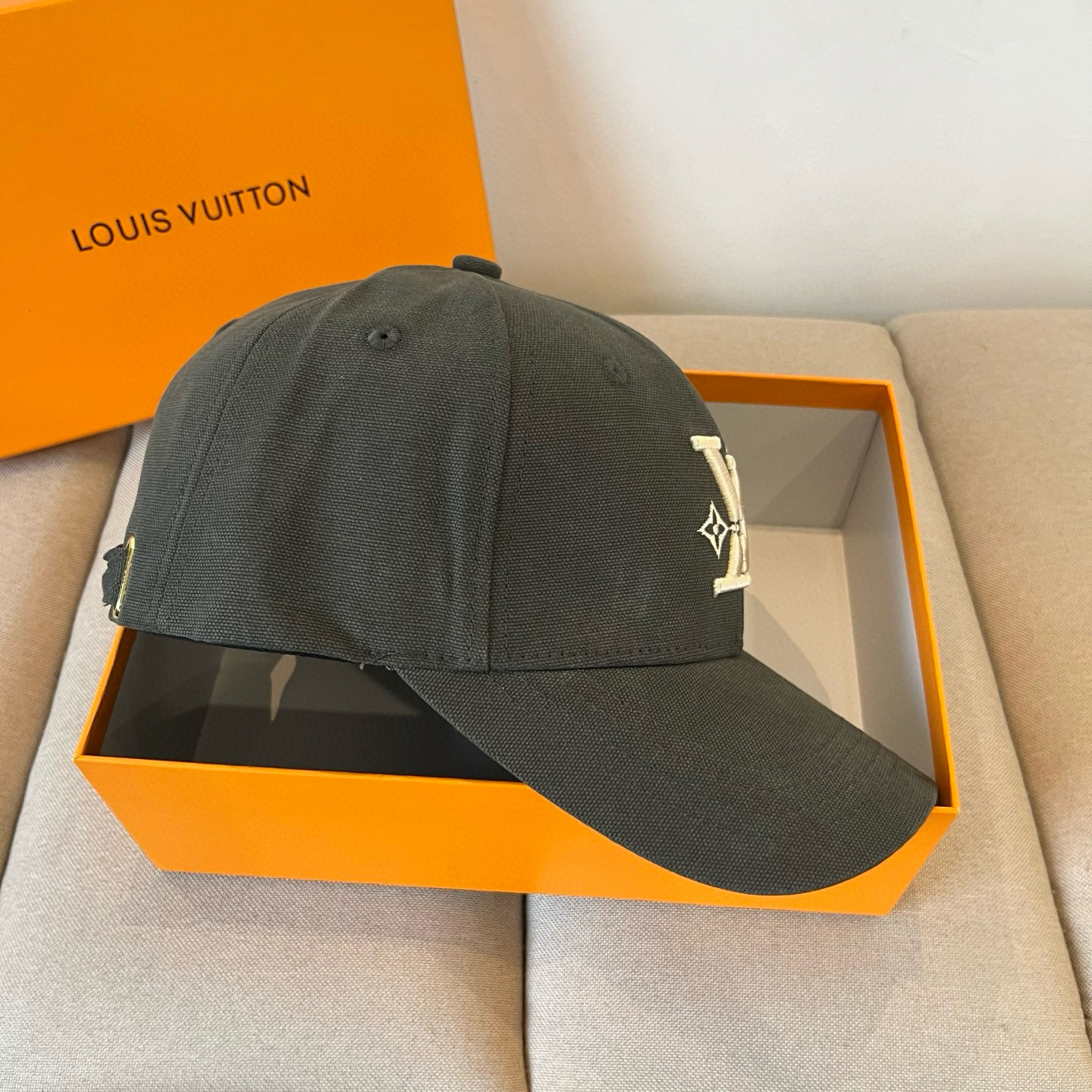 🧢路易威登棒球帽 LouisVuitton😍新款LV棒球帽，重工打造♥️高端大气，百搭款🤗男女通用！跑量