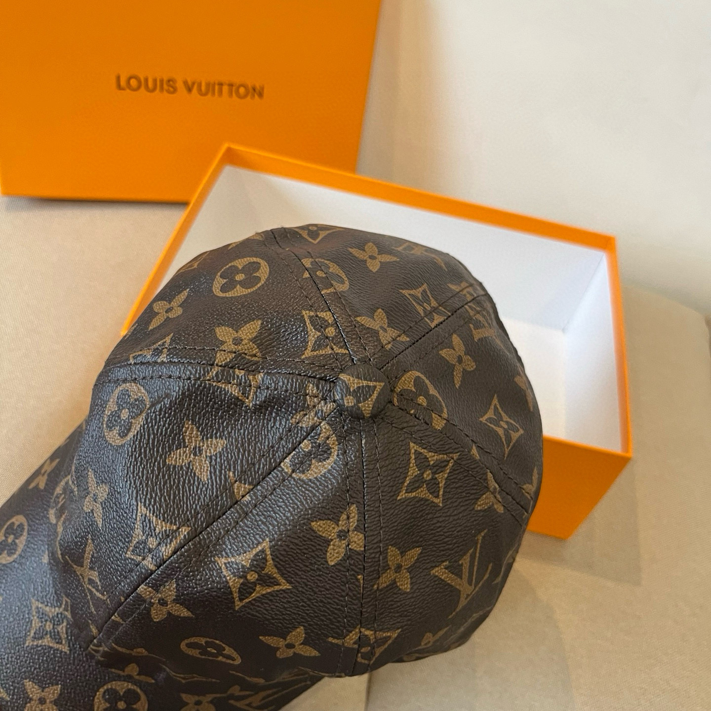 🧢路易威登棒球帽 LouisVuitton😍新款LV棒球帽，重工打造♥️高端大气，百搭款🤗男女通用！跑量