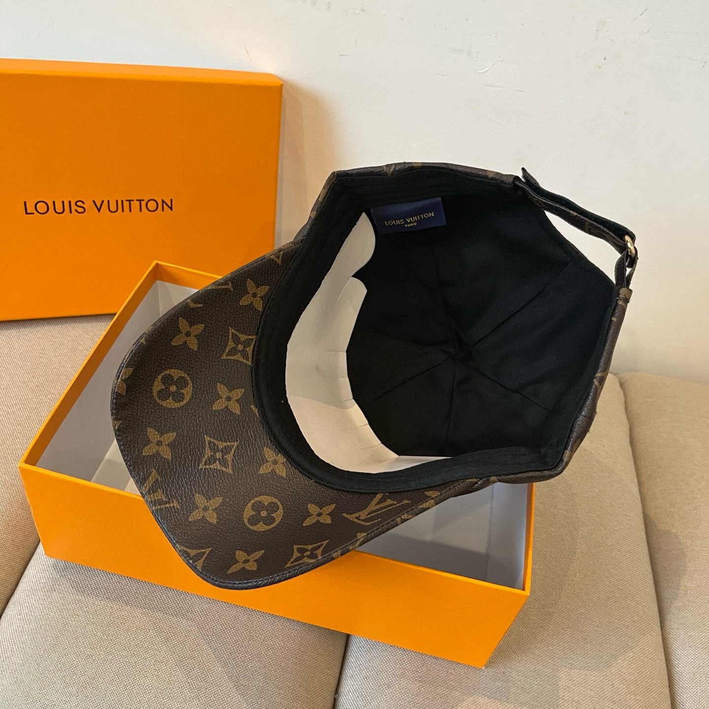 🧢路易威登棒球帽 LouisVuitton😍新款LV棒球帽，重工打造♥️高端大气，百搭款🤗男女通用！跑量