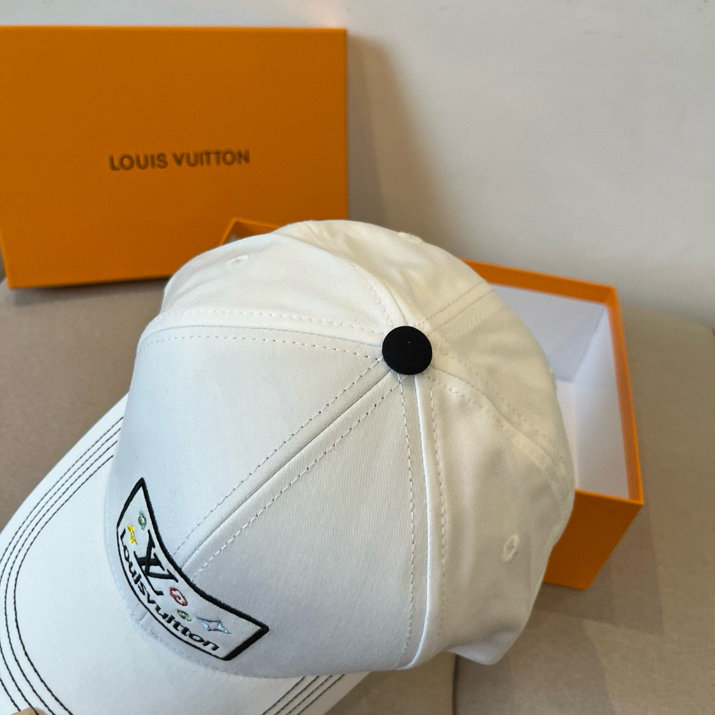🧢路易威登棒球帽 LouisVuitton😍新款LV棒球帽，重工打造♥️高端大气，百搭款🤗男女通用！跑量