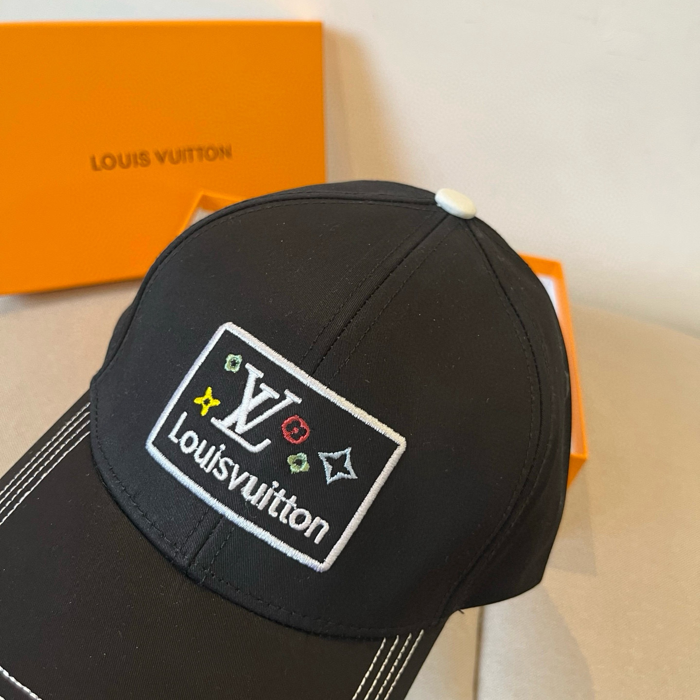 🧢路易威登棒球帽 LouisVuitton😍新款LV棒球帽，重工打造♥️高端大气，百搭款🤗男女通用！跑量