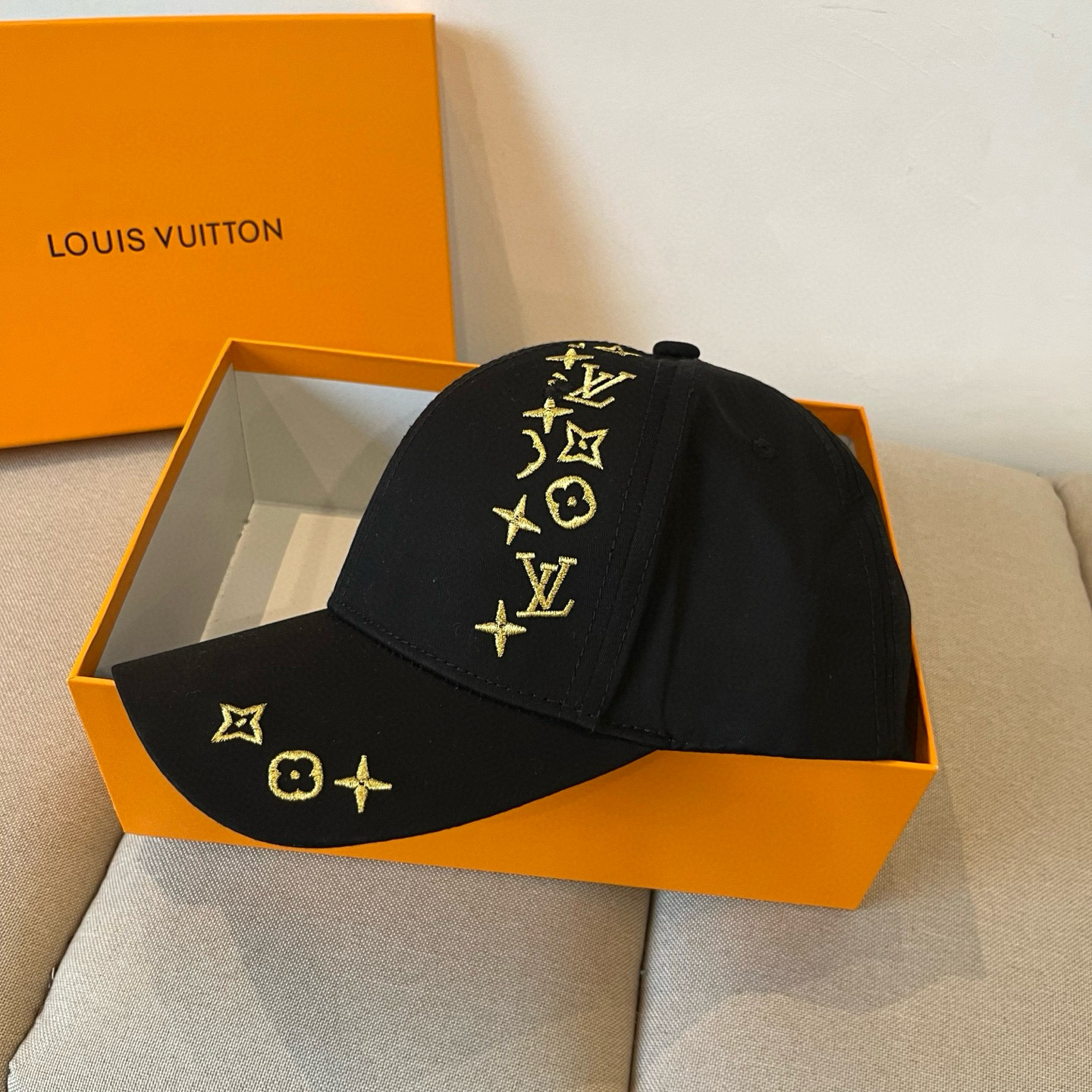 🧢路易威登棒球帽 LouisVuitton😍新款LV棒球帽，重工打造♥️高端大气，百搭款🤗男女通用！跑量