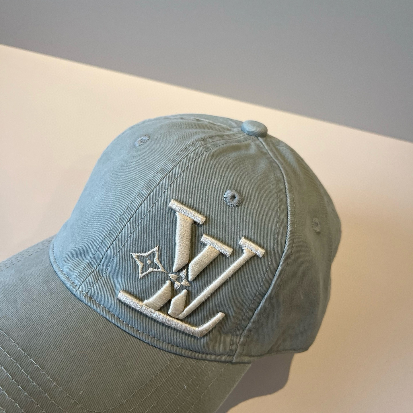 🧢路易威登棒球帽 LouisVuitton😍新款LV棒球帽，重工打造♥️高端大气，百搭款🤗男女通用！跑量