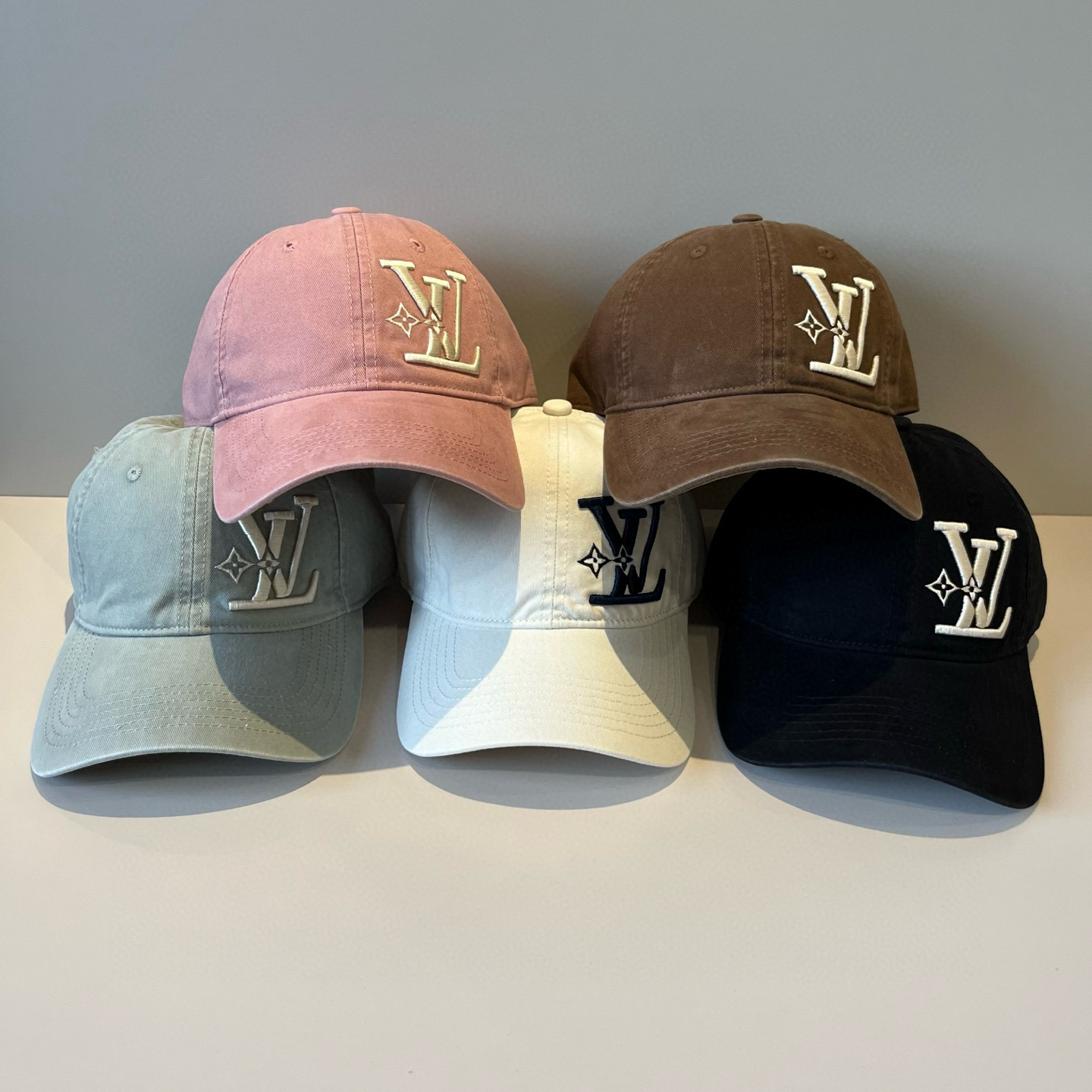 🧢路易威登棒球帽 LouisVuitton😍新款LV棒球帽，重工打造♥️高端大气，百搭款🤗男女通用！跑量