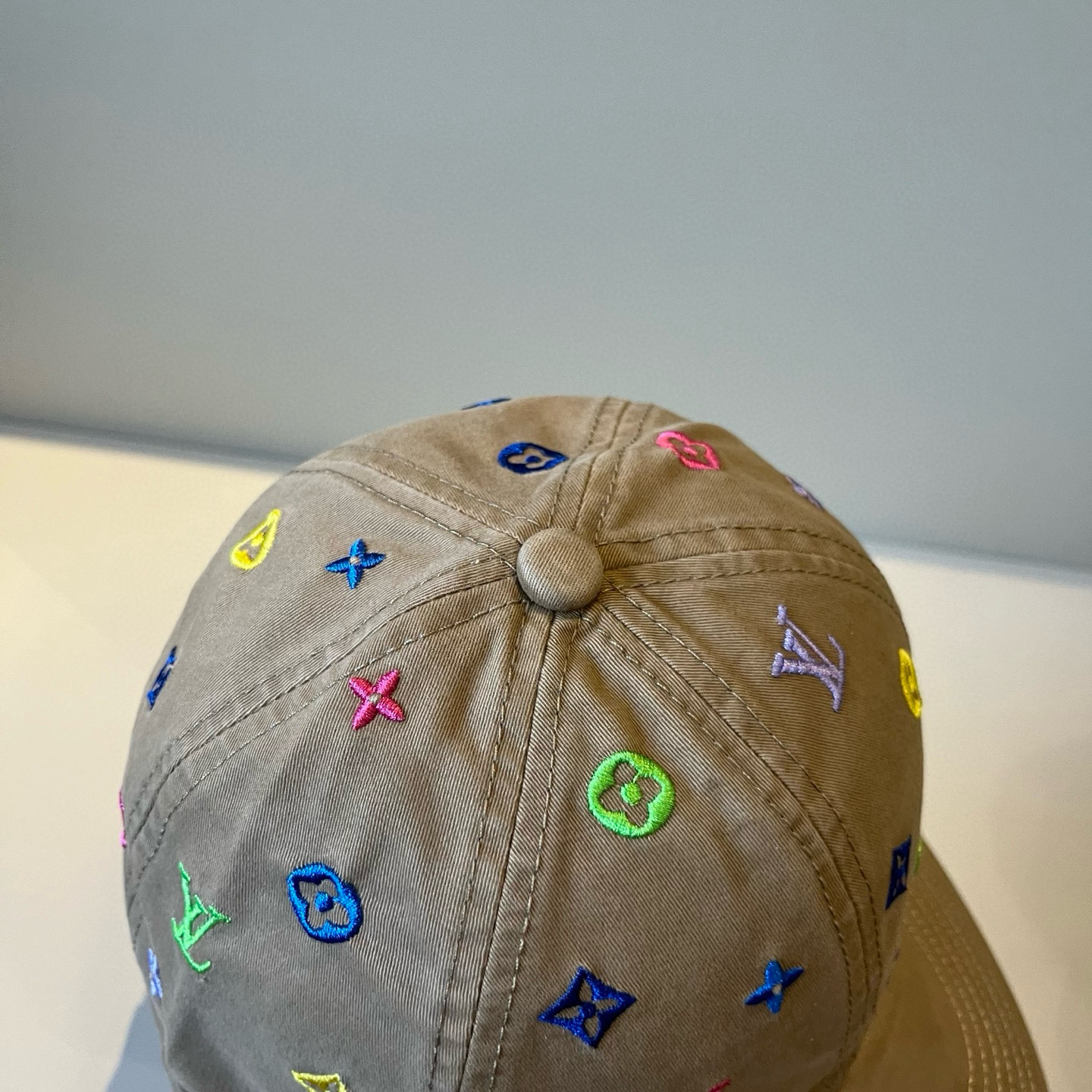 🧢路易威登棒球帽 LouisVuitton😍新款LV棒球帽，重工打造♥️高端大气，百搭款🤗男女通用！跑量