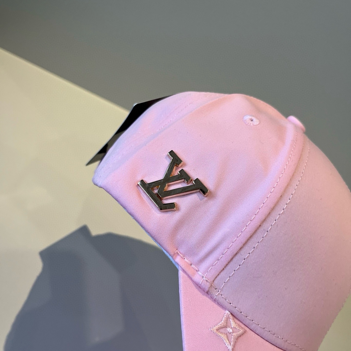 🧢路易威登棒球帽 LouisVuitton😍新款LV棒球帽，重工打造♥️高端大气，百搭款🤗男女通用！跑量