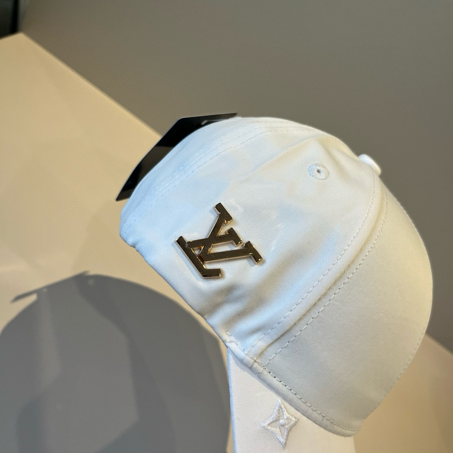 🧢路易威登棒球帽 LouisVuitton😍新款LV棒球帽，重工打造♥️高端大气，百搭款🤗男女通用！跑量