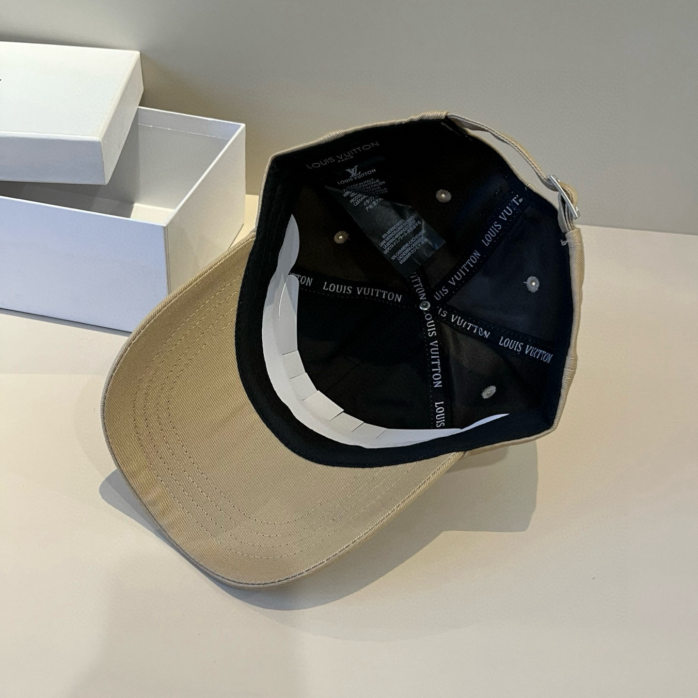 🧢路易威登棒球帽 LouisVuitton😍新款LV棒球帽，重工打造♥️高端大气，百搭款🤗男女通用！跑量