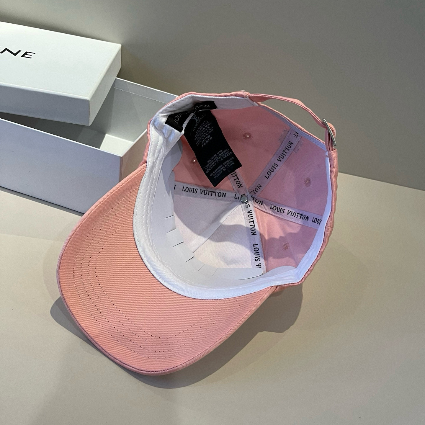 🧢路易威登棒球帽 LouisVuitton😍新款LV棒球帽，重工打造♥️高端大气，百搭款🤗男女通用！跑量