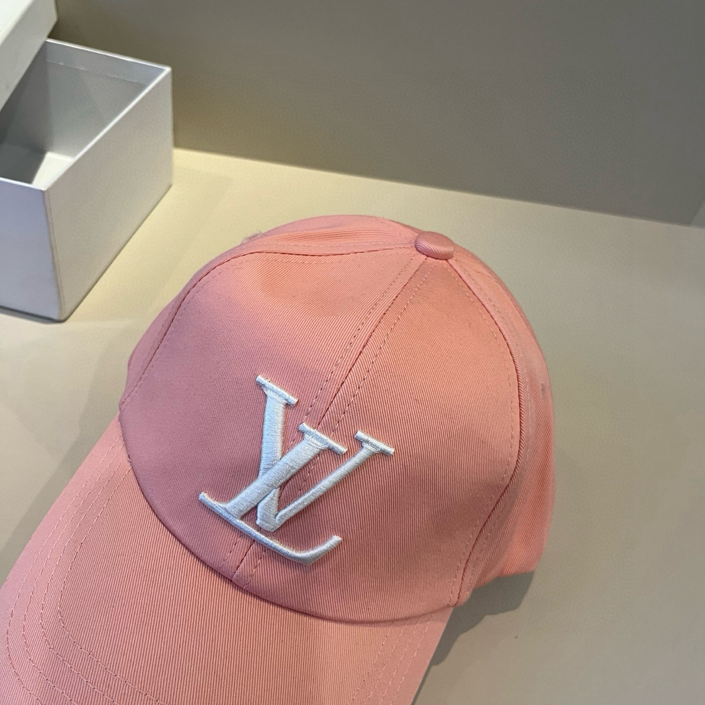 🧢路易威登棒球帽 LouisVuitton😍新款LV棒球帽，重工打造♥️高端大气，百搭款🤗男女通用！跑量