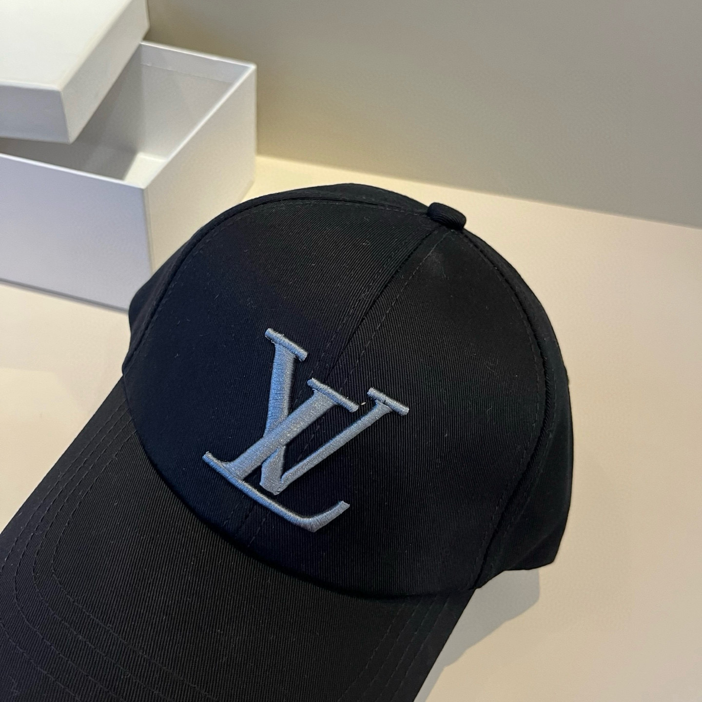 🧢路易威登棒球帽 LouisVuitton😍新款LV棒球帽，重工打造♥️高端大气，百搭款🤗男女通用！跑量
