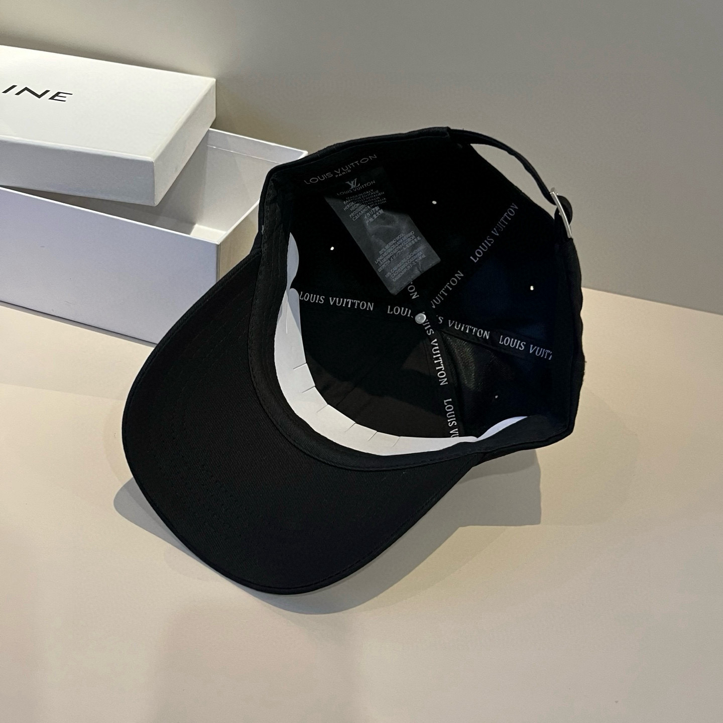 🧢路易威登棒球帽 LouisVuitton😍新款LV棒球帽，重工打造♥️高端大气，百搭款🤗男女通用！跑量