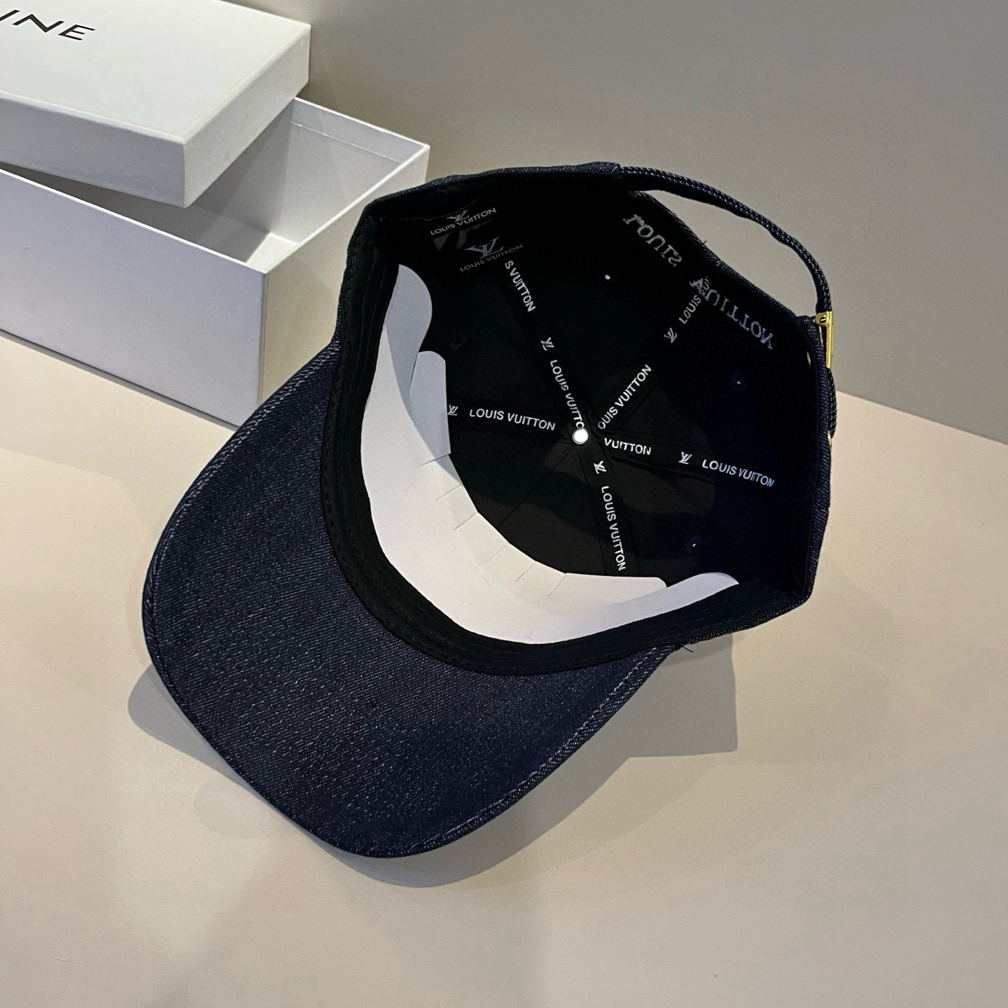 🧢路易威登棒球帽 LouisVuitton😍新款LV棒球帽，重工打造♥️高端大气，百搭款🤗男女通用！跑量