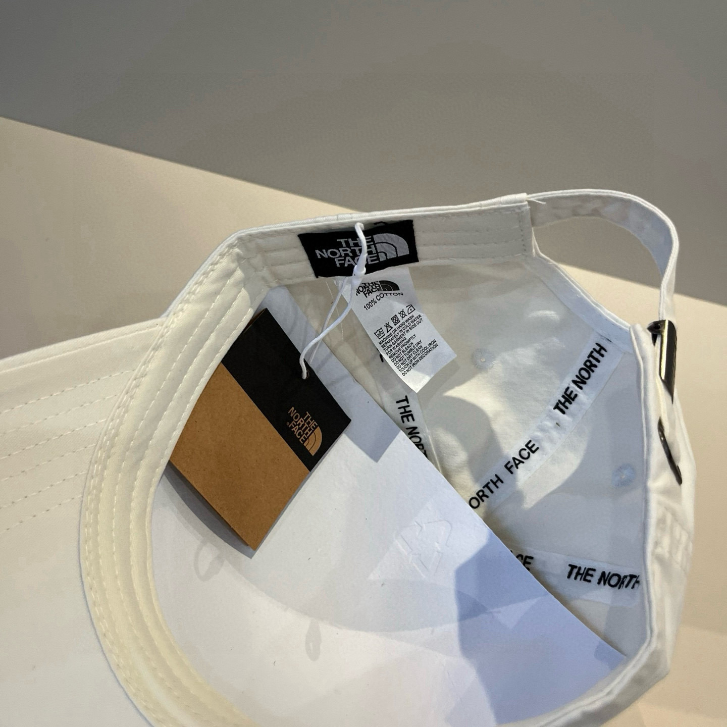 
北面♥️棒球帽🧢官网新品棒球帽，原单品质火爆来袭 🔥🎩 工艺非常精美 高档大气上档次！低调奢华，方便携