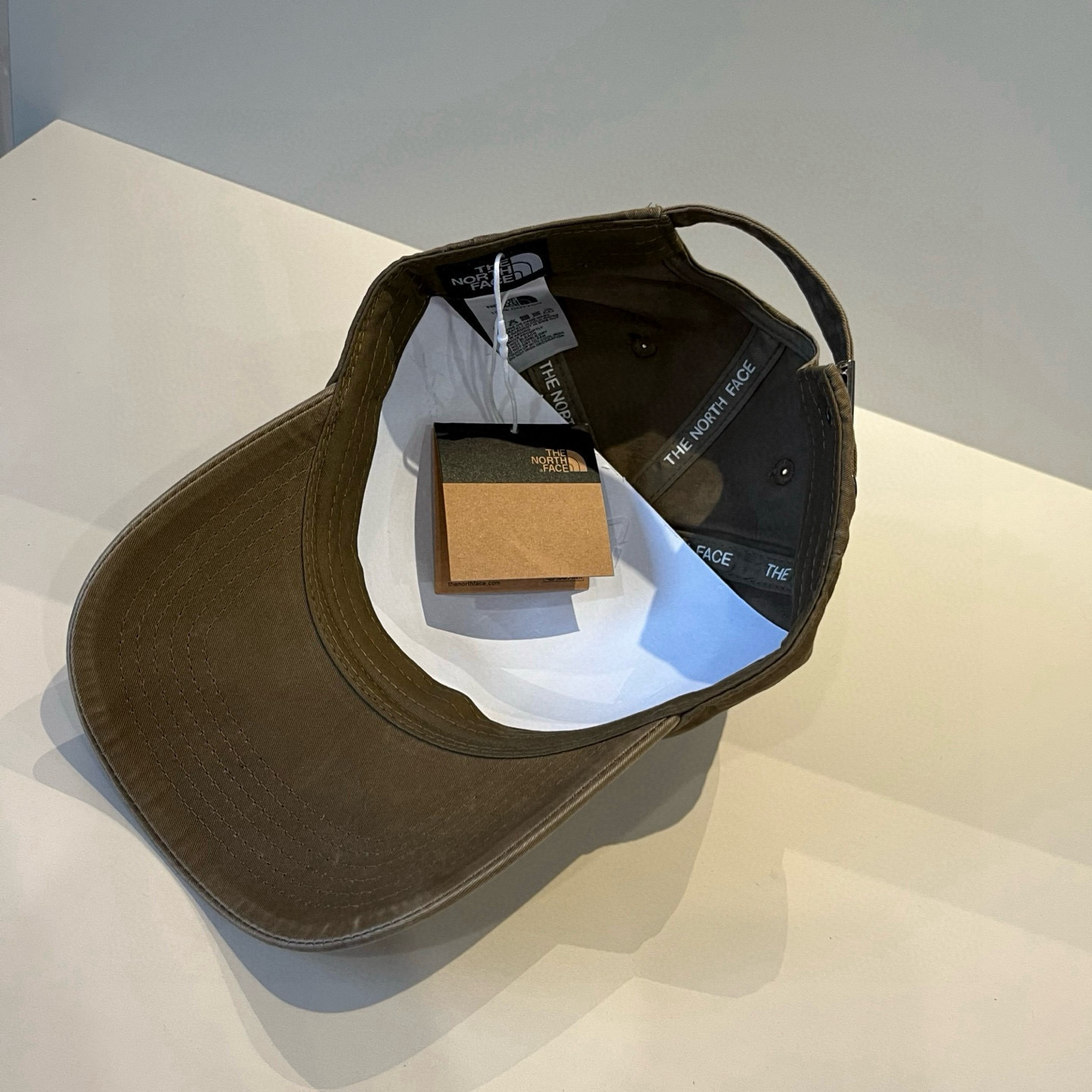 
北面♥️棒球帽🧢官网新品棒球帽，原单品质火爆来袭 🔥🎩 工艺非常精美 高档大气上档次！低调奢华，方便携