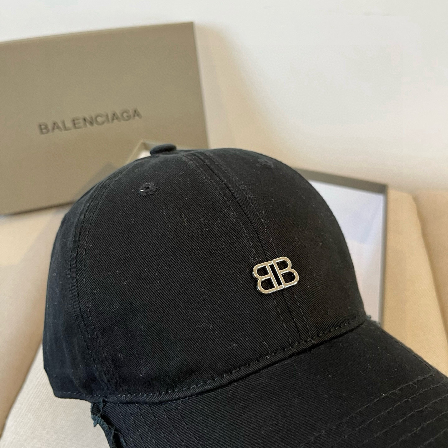  BALENCIAGA巴黎世家新款logo棒球帽，很酷的色系，男女佩戴都有不同style，第一批抢先出货