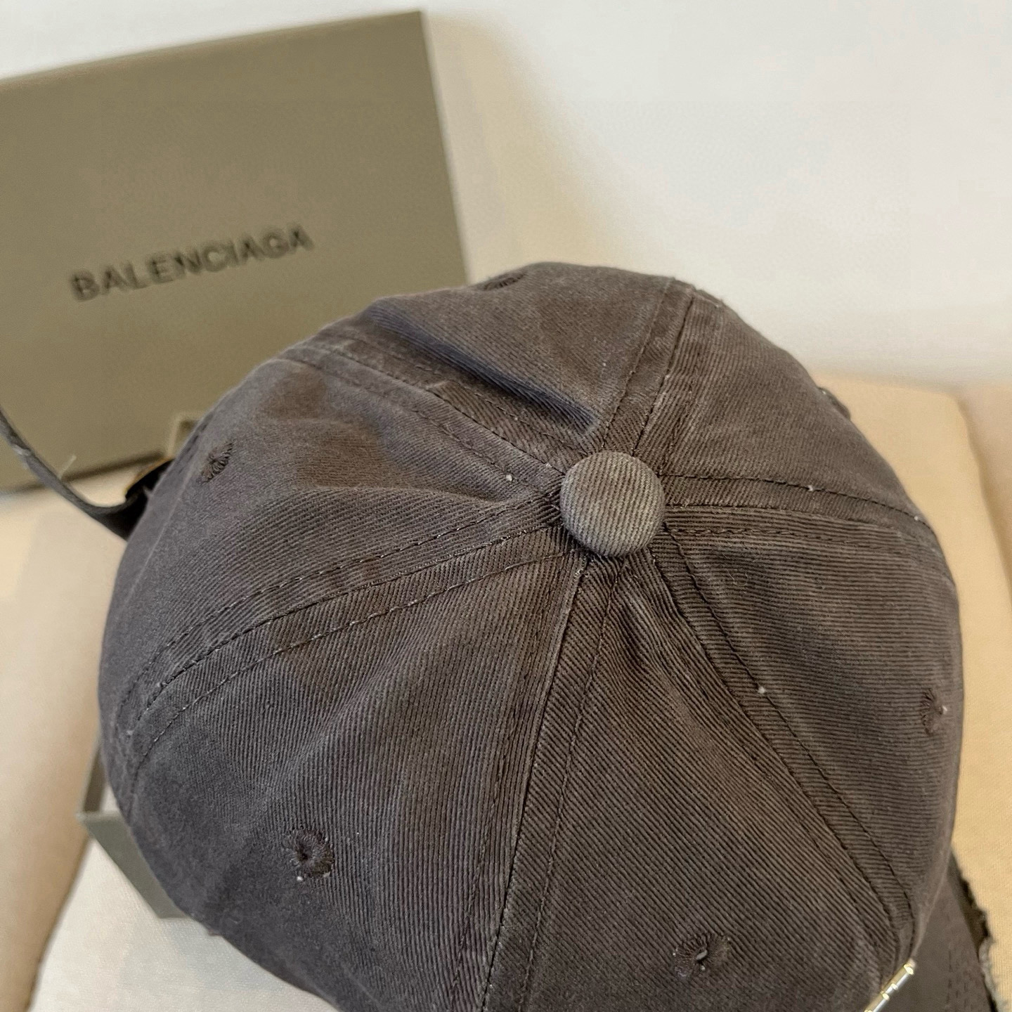  BALENCIAGA巴黎世家新款logo棒球帽，很酷的色系，男女佩戴都有不同style，第一批抢先出货