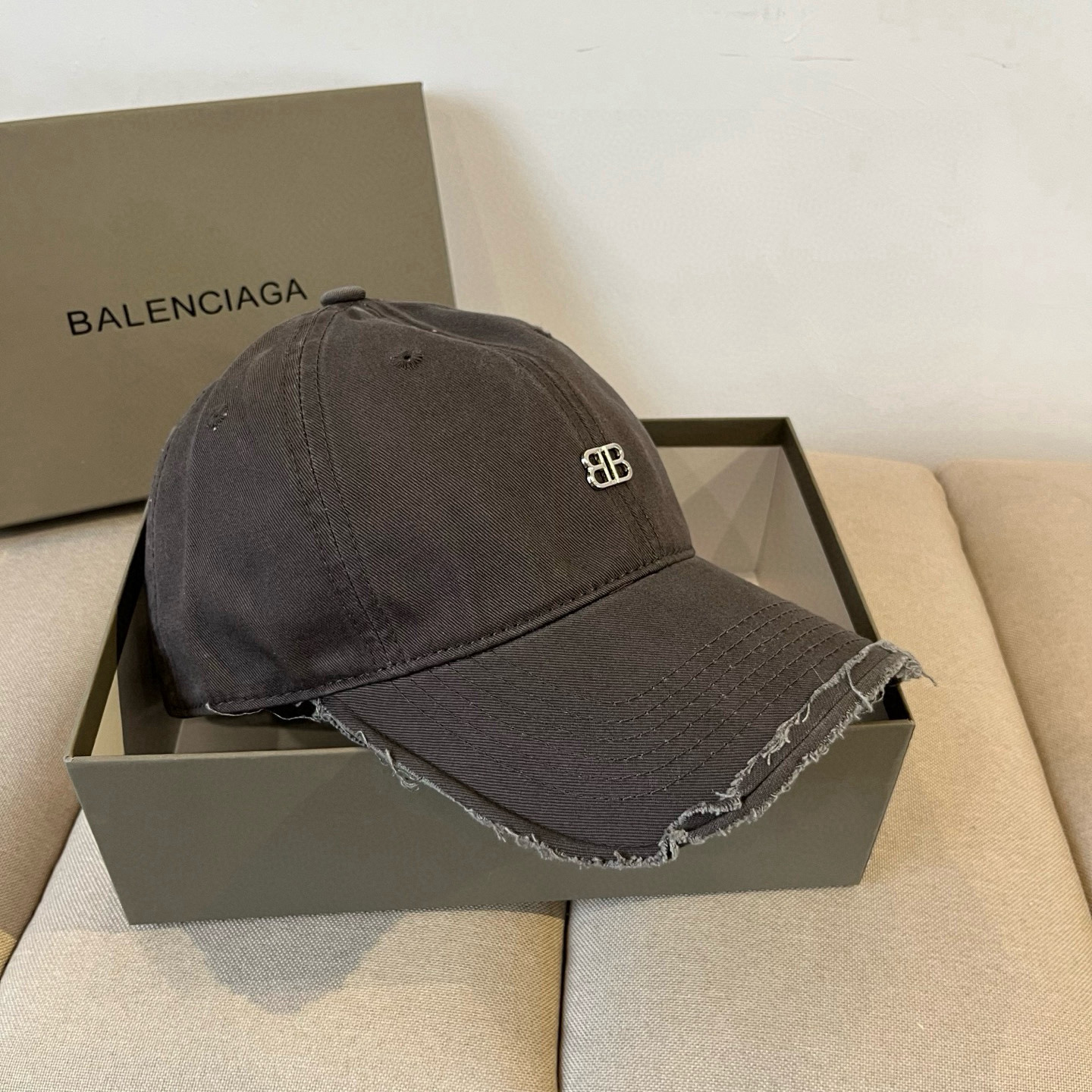  BALENCIAGA巴黎世家新款logo棒球帽，很酷的色系，男女佩戴都有不同style，第一批抢先出货