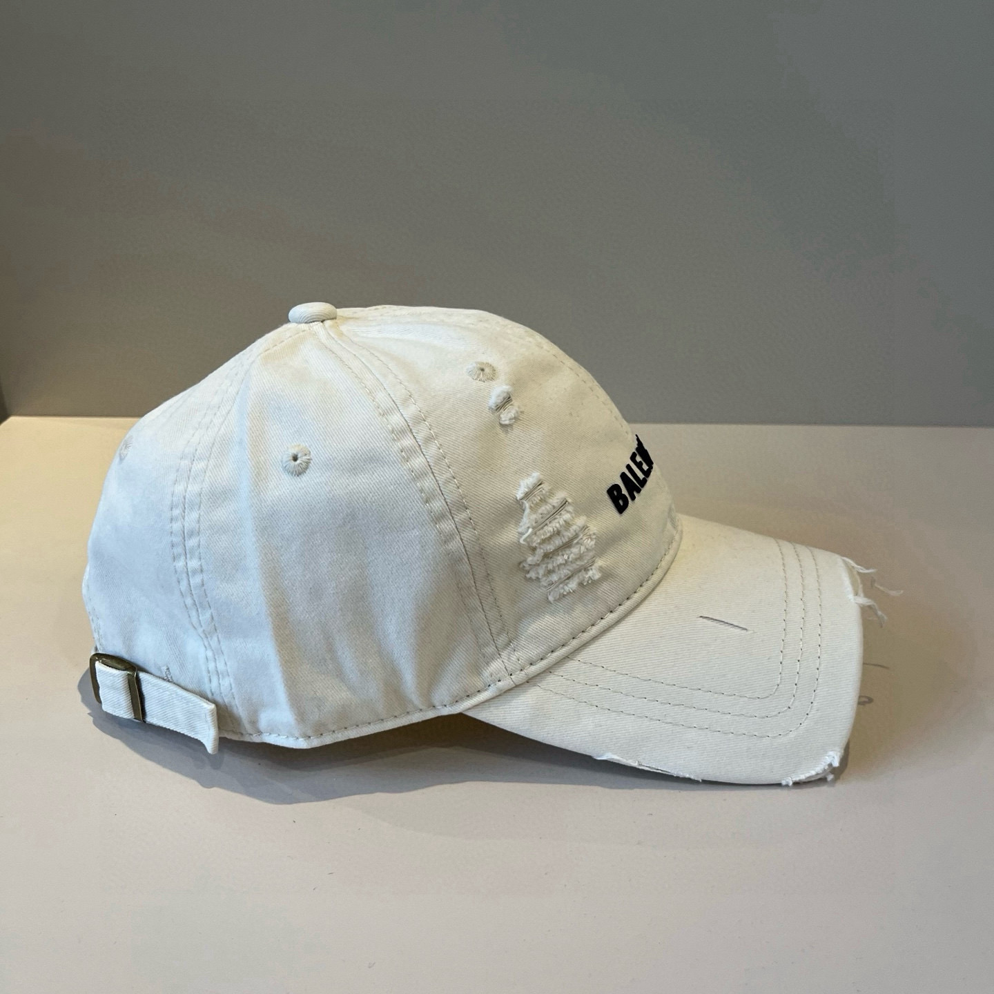  BALENCIAGA巴黎世家新款logo棒球帽，很酷的色系，男女佩戴都有不同style，第一批抢先出货