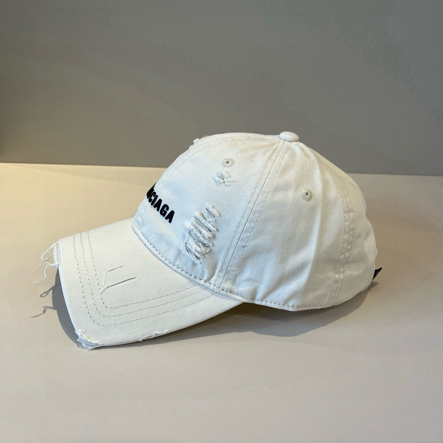  BALENCIAGA巴黎世家新款logo棒球帽，很酷的色系，男女佩戴都有不同style，第一批抢先出货