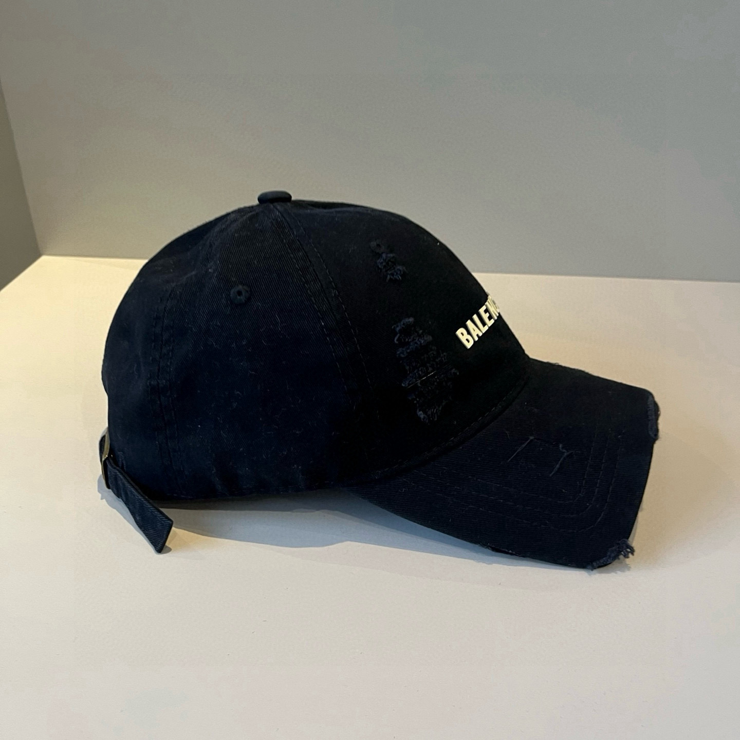  BALENCIAGA巴黎世家新款logo棒球帽，很酷的色系，男女佩戴都有不同style，第一批抢先出货