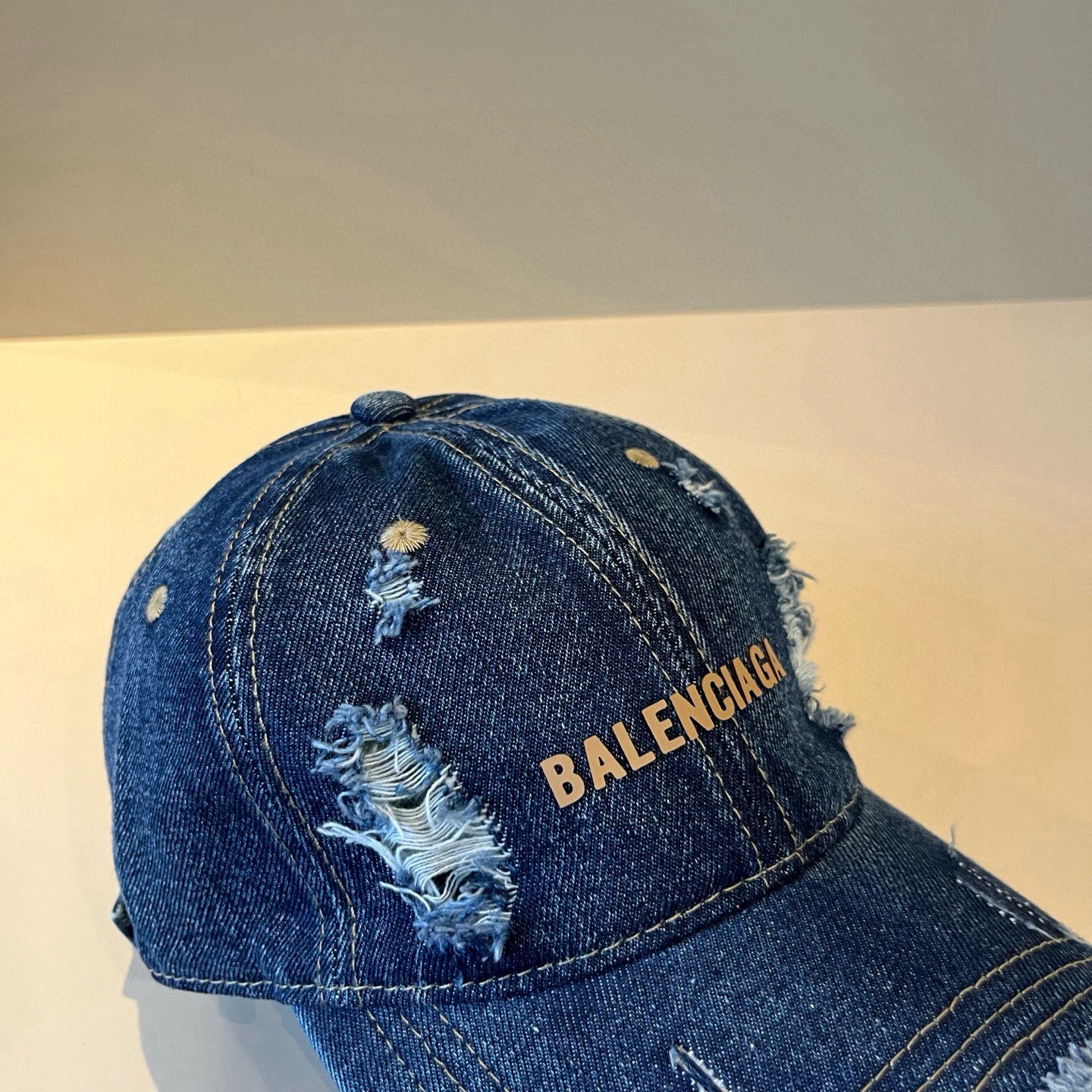  BALENCIAGA巴黎世家新款logo棒球帽，很酷的色系，男女佩戴都有不同style，第一批抢先出货
