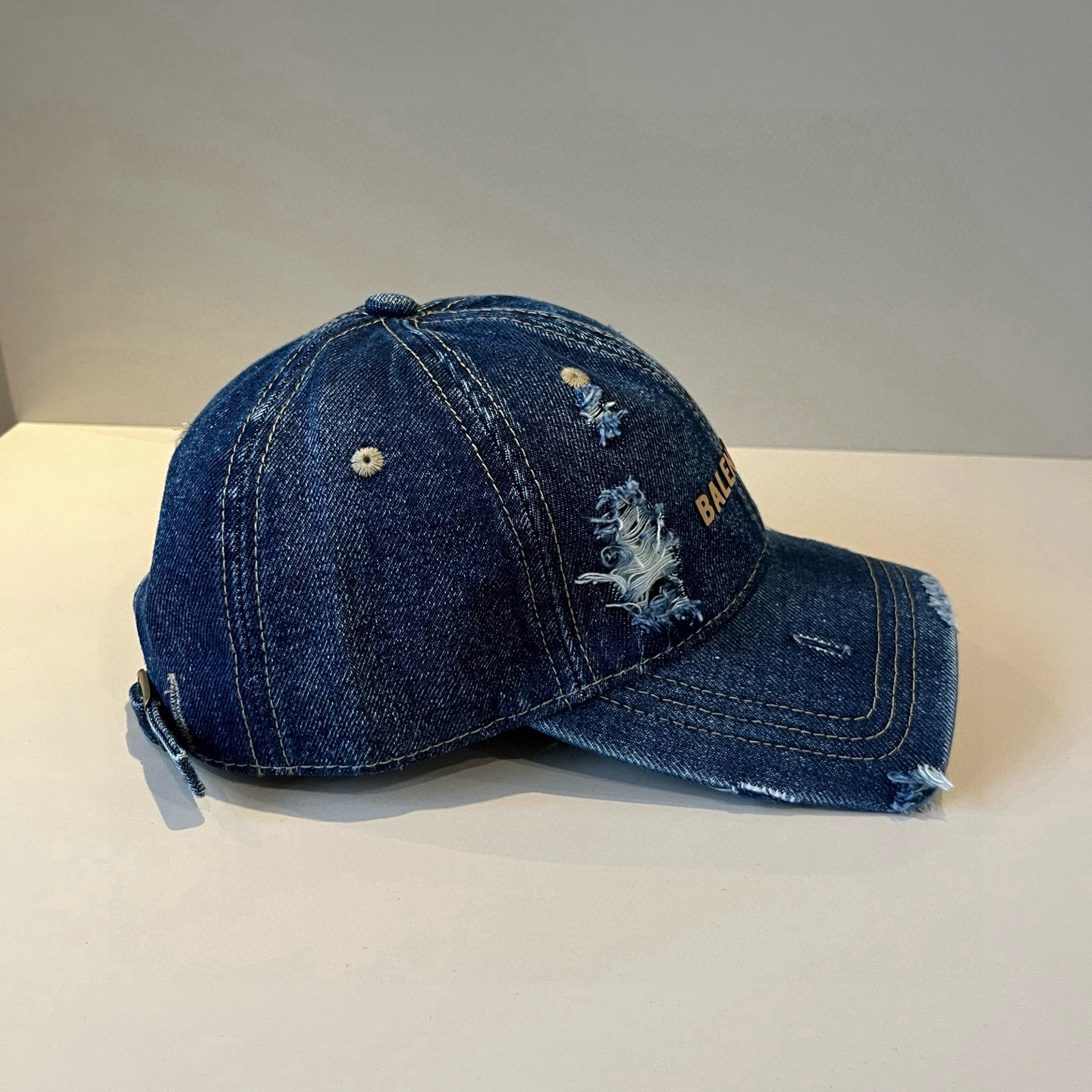  BALENCIAGA巴黎世家新款logo棒球帽，很酷的色系，男女佩戴都有不同style，第一批抢先出货