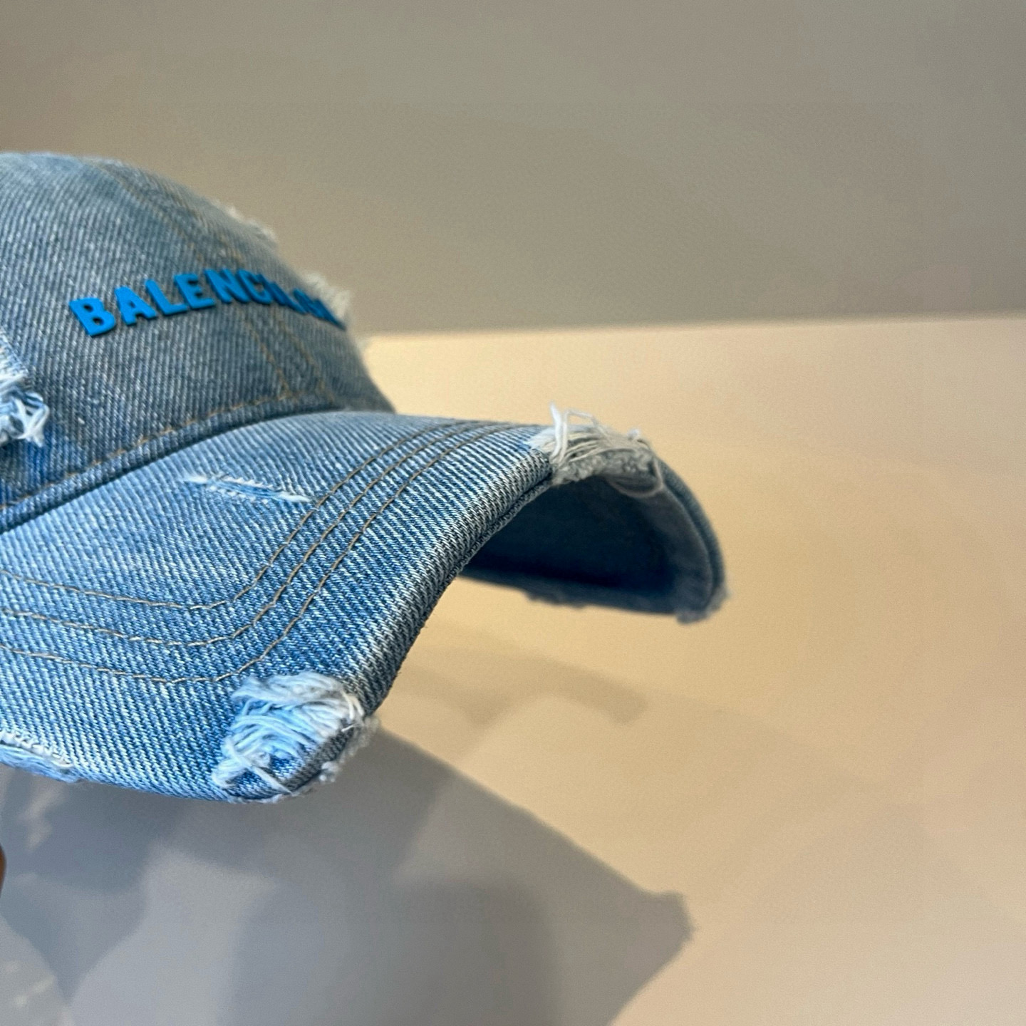  BALENCIAGA巴黎世家新款logo棒球帽，很酷的色系，男女佩戴都有不同style，第一批抢先出货