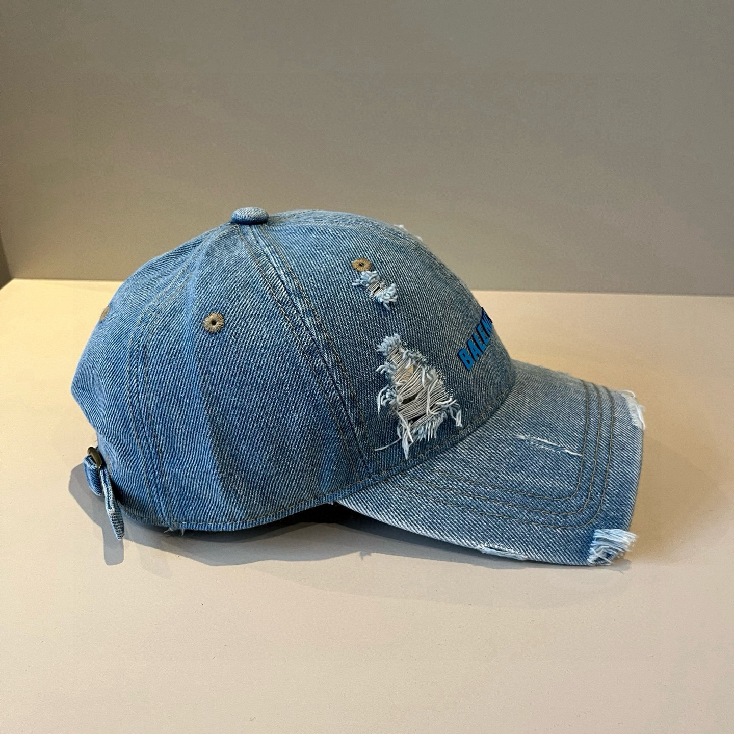  BALENCIAGA巴黎世家新款logo棒球帽，很酷的色系，男女佩戴都有不同style，第一批抢先出货