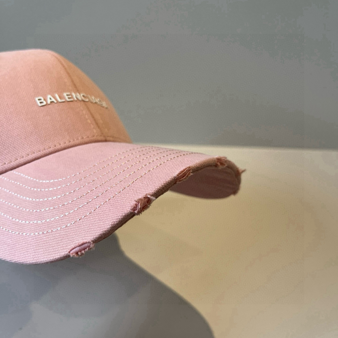  BALENCIAGA巴黎世家新款logo棒球帽，很酷的色系，男女佩戴都有不同style，第一批抢先出货