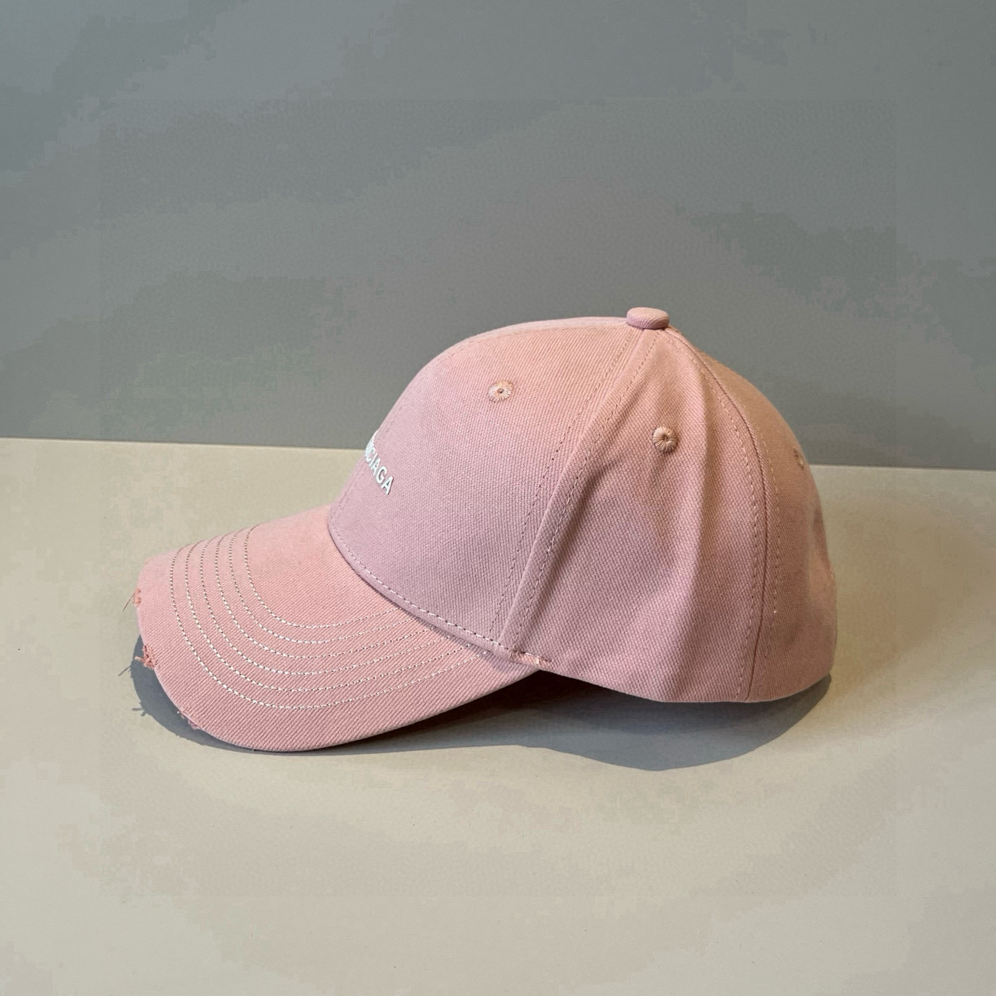  BALENCIAGA巴黎世家新款logo棒球帽，很酷的色系，男女佩戴都有不同style，第一批抢先出货