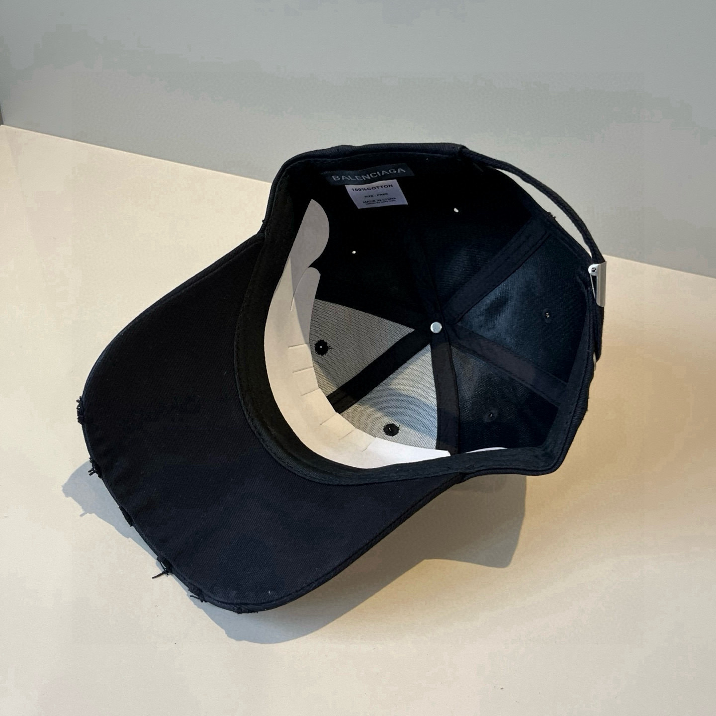  BALENCIAGA巴黎世家新款logo棒球帽，很酷的色系，男女佩戴都有不同style，第一批抢先出货