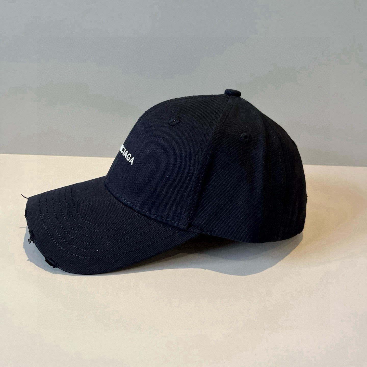  BALENCIAGA巴黎世家新款logo棒球帽，很酷的色系，男女佩戴都有不同style，第一批抢先出货