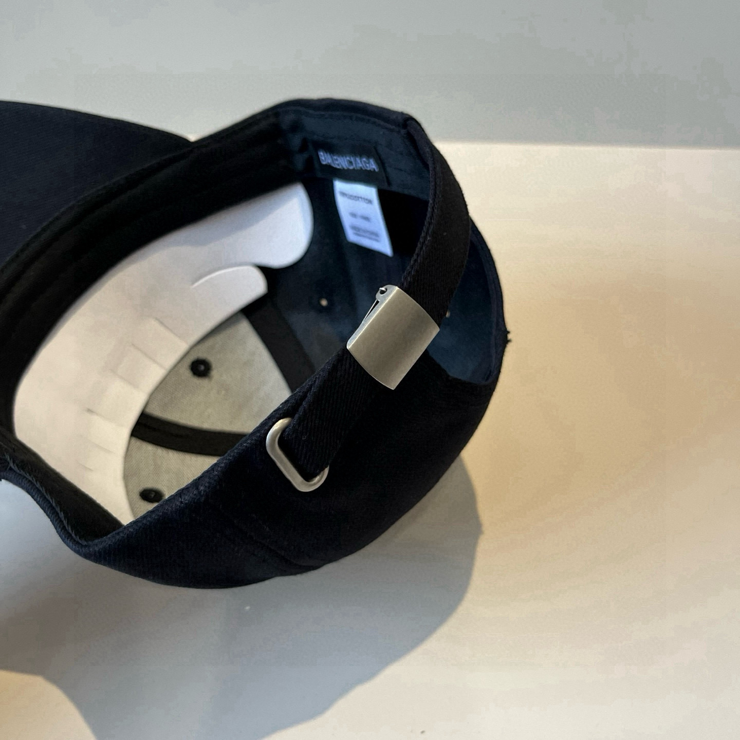  BALENCIAGA巴黎世家新款logo棒球帽，很酷的色系，男女佩戴都有不同style，第一批抢先出货