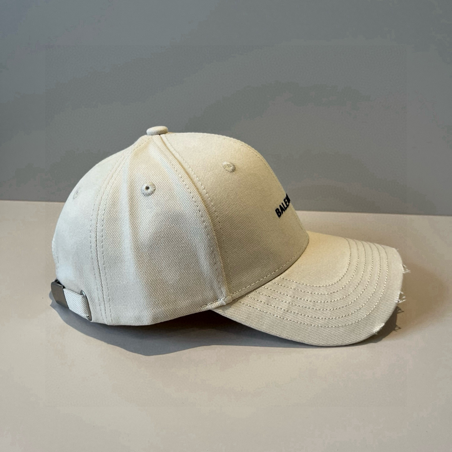  BALENCIAGA巴黎世家新款logo棒球帽，很酷的色系，男女佩戴都有不同style，第一批抢先出货