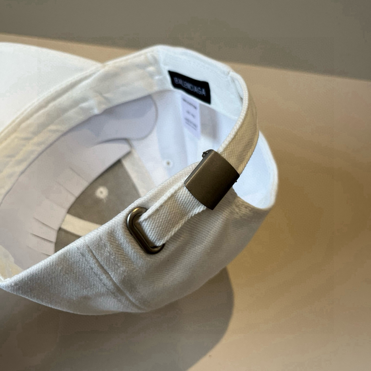  BALENCIAGA巴黎世家新款logo棒球帽，很酷的色系，男女佩戴都有不同style，第一批抢先出货