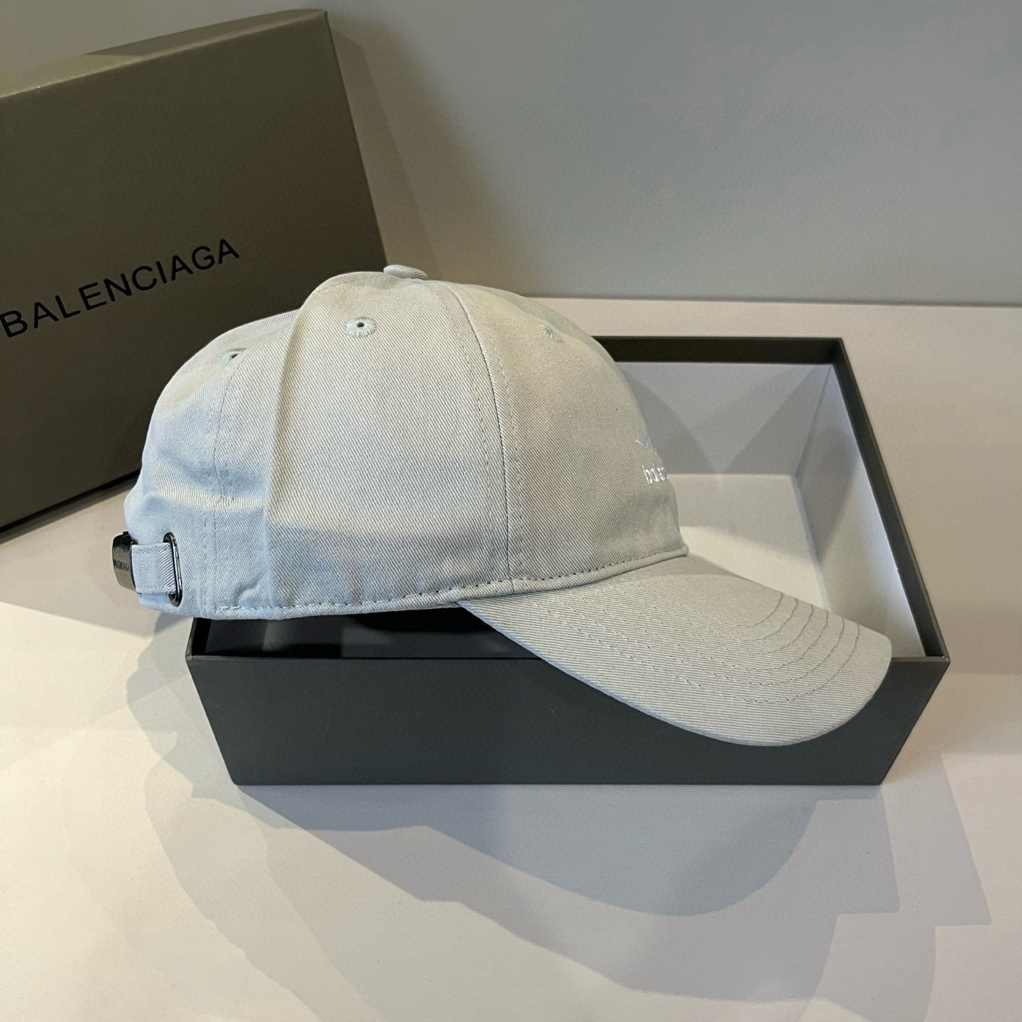  BALENCIAGA巴黎世家新款logo棒球帽，很酷的色系，男女佩戴都有不同style，第一批抢先出货