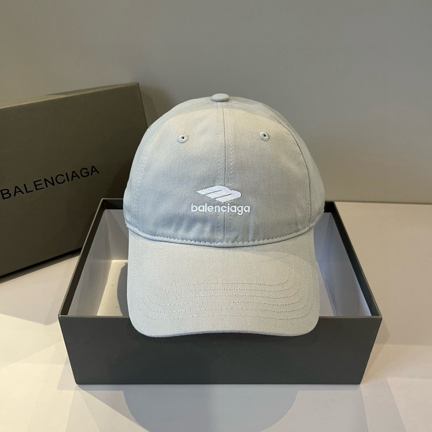  BALENCIAGA巴黎世家新款logo棒球帽，很酷的色系，男女佩戴都有不同style，第一批抢先出货