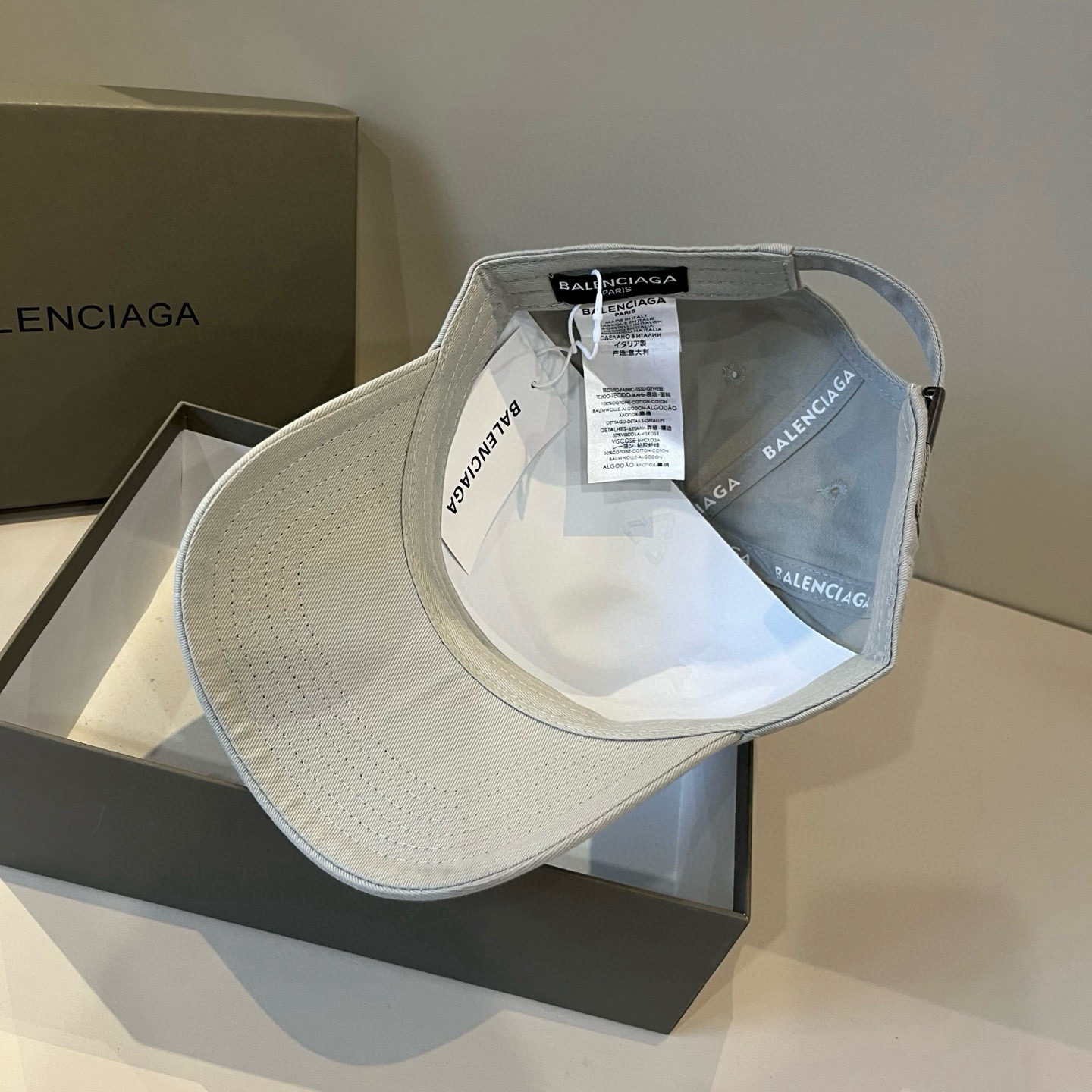  BALENCIAGA巴黎世家新款logo棒球帽，很酷的色系，男女佩戴都有不同style，第一批抢先出货