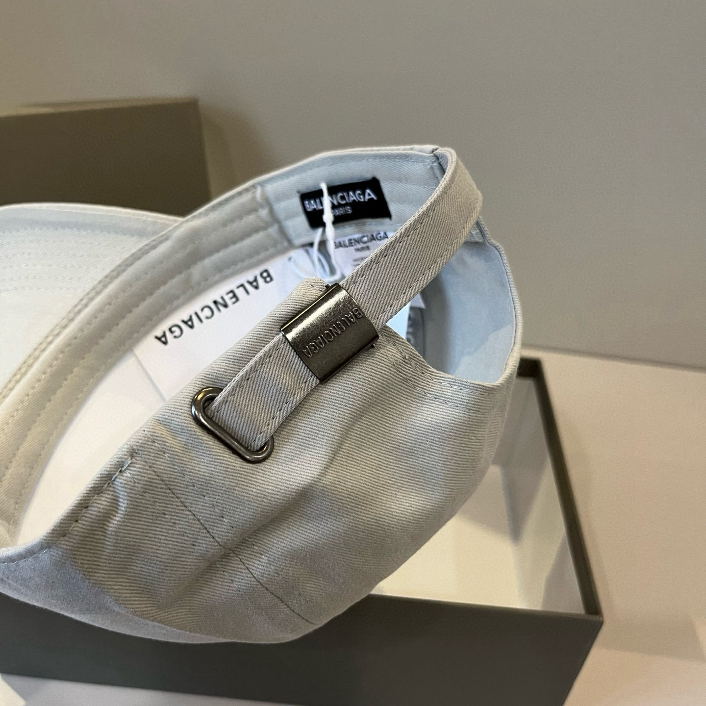  BALENCIAGA巴黎世家新款logo棒球帽，很酷的色系，男女佩戴都有不同style，第一批抢先出货