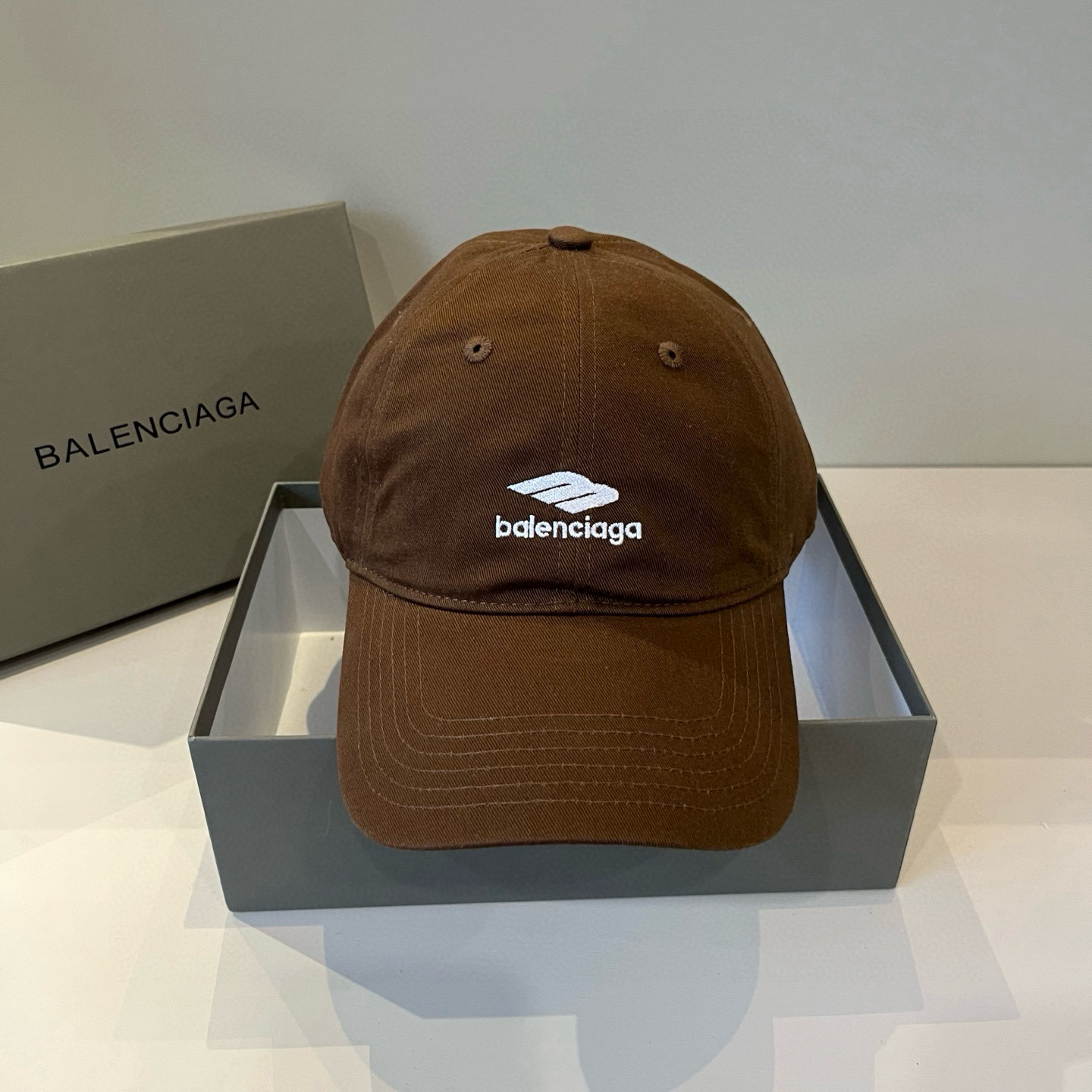  BALENCIAGA巴黎世家新款logo棒球帽，很酷的色系，男女佩戴都有不同style，第一批抢先出货