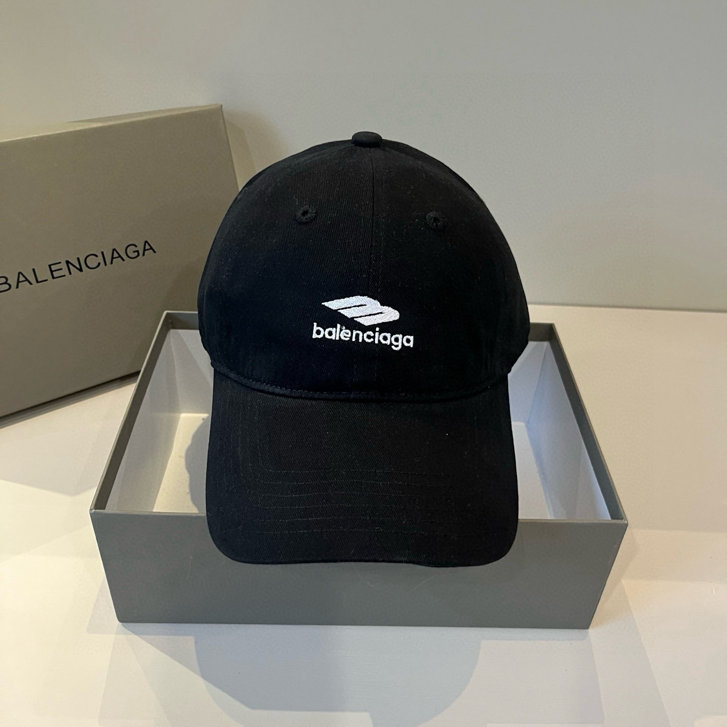  BALENCIAGA巴黎世家新款logo棒球帽，很酷的色系，男女佩戴都有不同style，第一批抢先出货